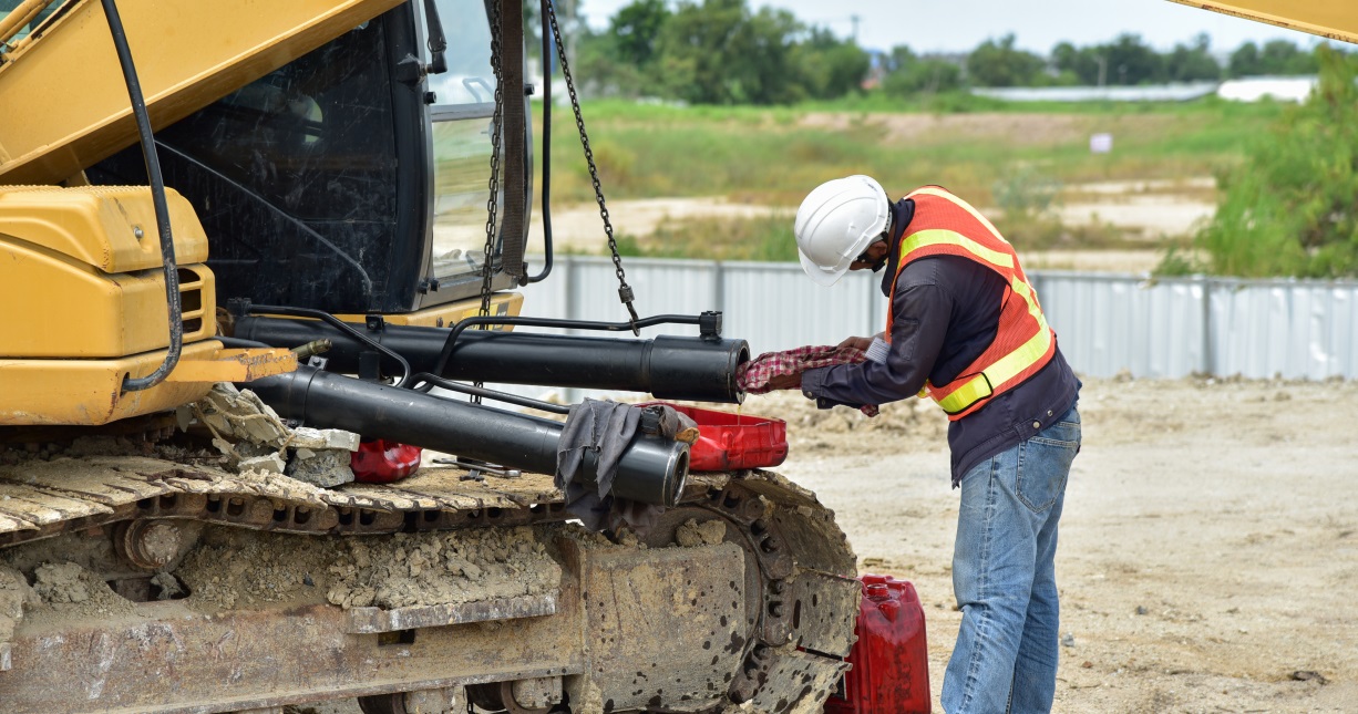 A man repairing a hydraulic cylinder. Allen and Webb charleston hydraulic cylinder repair.